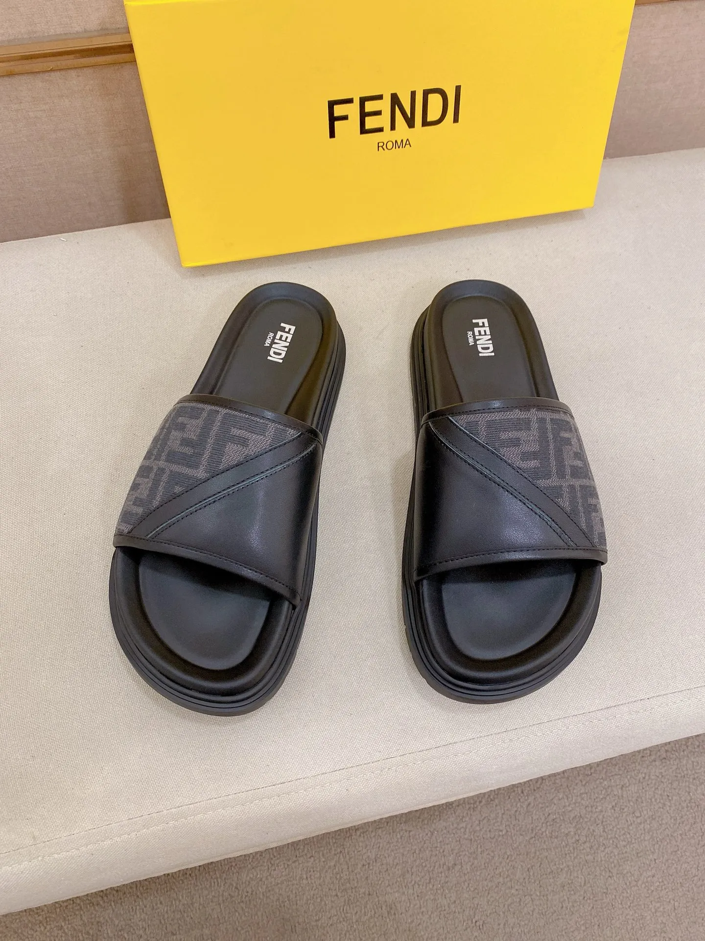 Factory price: 320💰 [Fendi Slippers] High-end brand of men's shoes, official website 1:1 latest masterpiece: original mold customization, the fabric is made of imported original materials, upgraded outsole, lighter and non-slip. The market's top quality, simple yet tasteful, a must-have for fashionistas, fashionable at your feet, full of confidence, the same style at the counter 👍The season of summer slippers is here. Code: 38-44 (45 is custom-made and cannot be returned or exchanged)